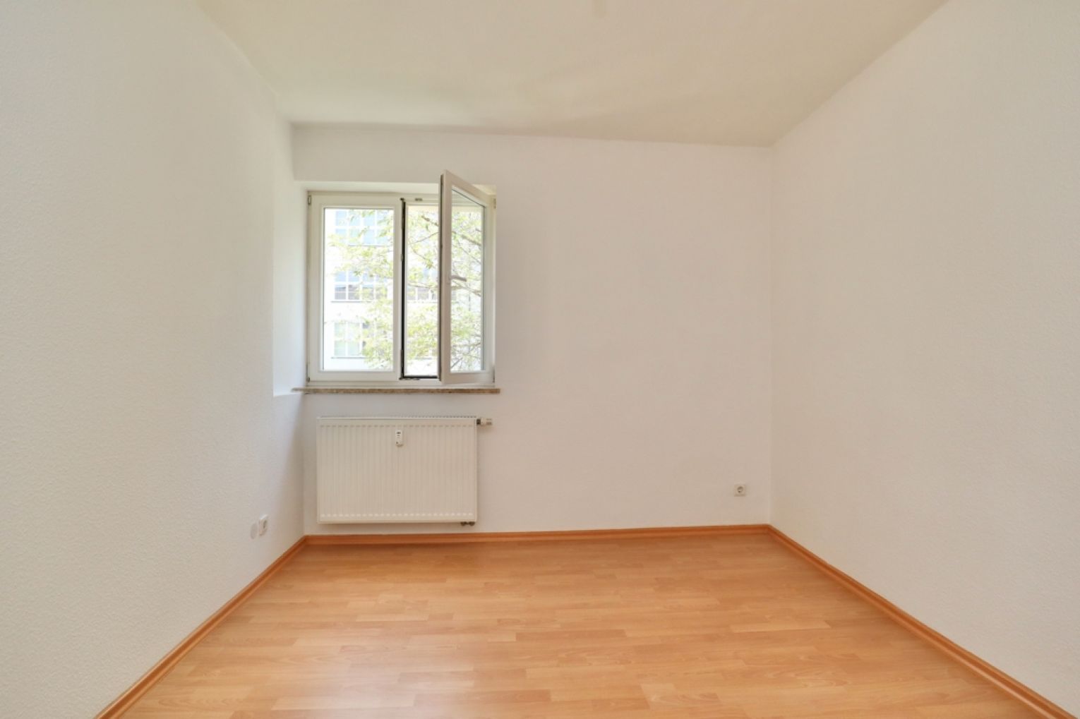 2-Raum • Balkon • perfekte Single-Wohnung • in Gablenz • neue Einbauküche • schnell sein!