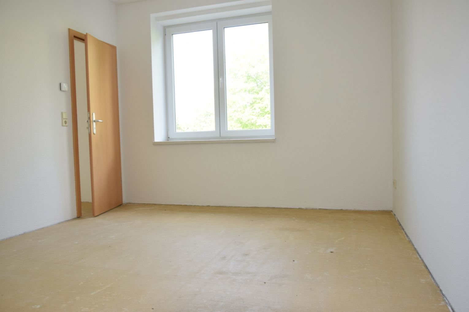 4 Zimmer • Südbalkon • Laminat • Stellplatz • Fussbodenheizung • Bad mit Fenster & Wanne • mieten!?