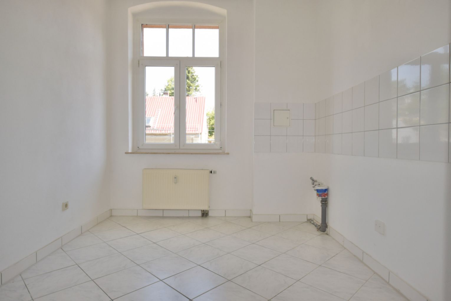 2-Zimmer • Runderker • Bad mit Fenster und Wanne • Laminat • Stadtvilla •