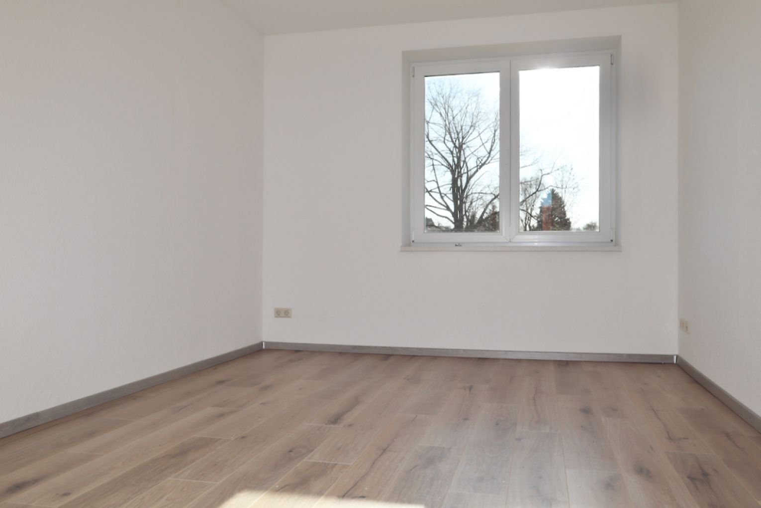 3 Zimmer • Südbalkon • schickes Laminat • Maisonette • Stellplatz • Fussbodenheizung • Balken-Flair