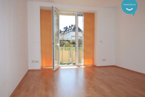 3 Zimmer • Südbalkon • Neues Laminat • Hochparterre • Stellplatz • Fussbodenheizung • Stellplatz