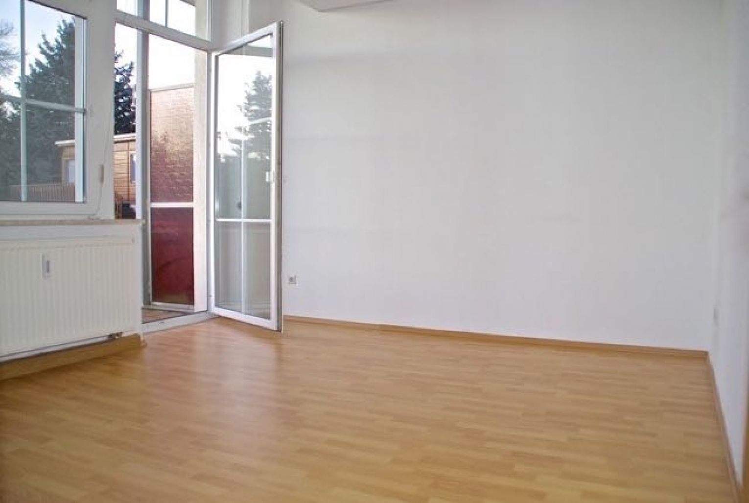 2 Zimmer • Balkon • ruhig gelegen • Laminat • Stellplatz • gleich mal anschauen !?