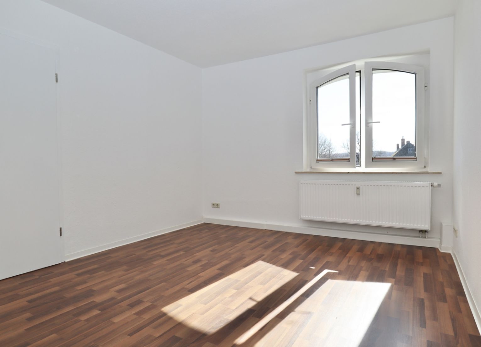 4-Zimmer Wohnung • Tageslichtbad • Einbauküche • Ebersdorf • ruhige Lage • Termin vereinbaren