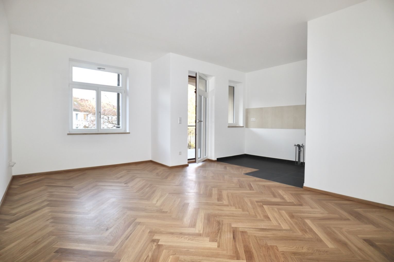 Balkon • 3-Raum Wohnung • Erstbezug • Tageslichtbad • Fußbodenheizung • Parkett • jetzt anrufen