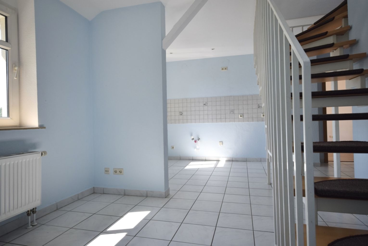 3-Zimmer • Individuell • Maisonette • Bad mit Dusche • Laminat • sichtbare Dachbalken • jetzt mieten