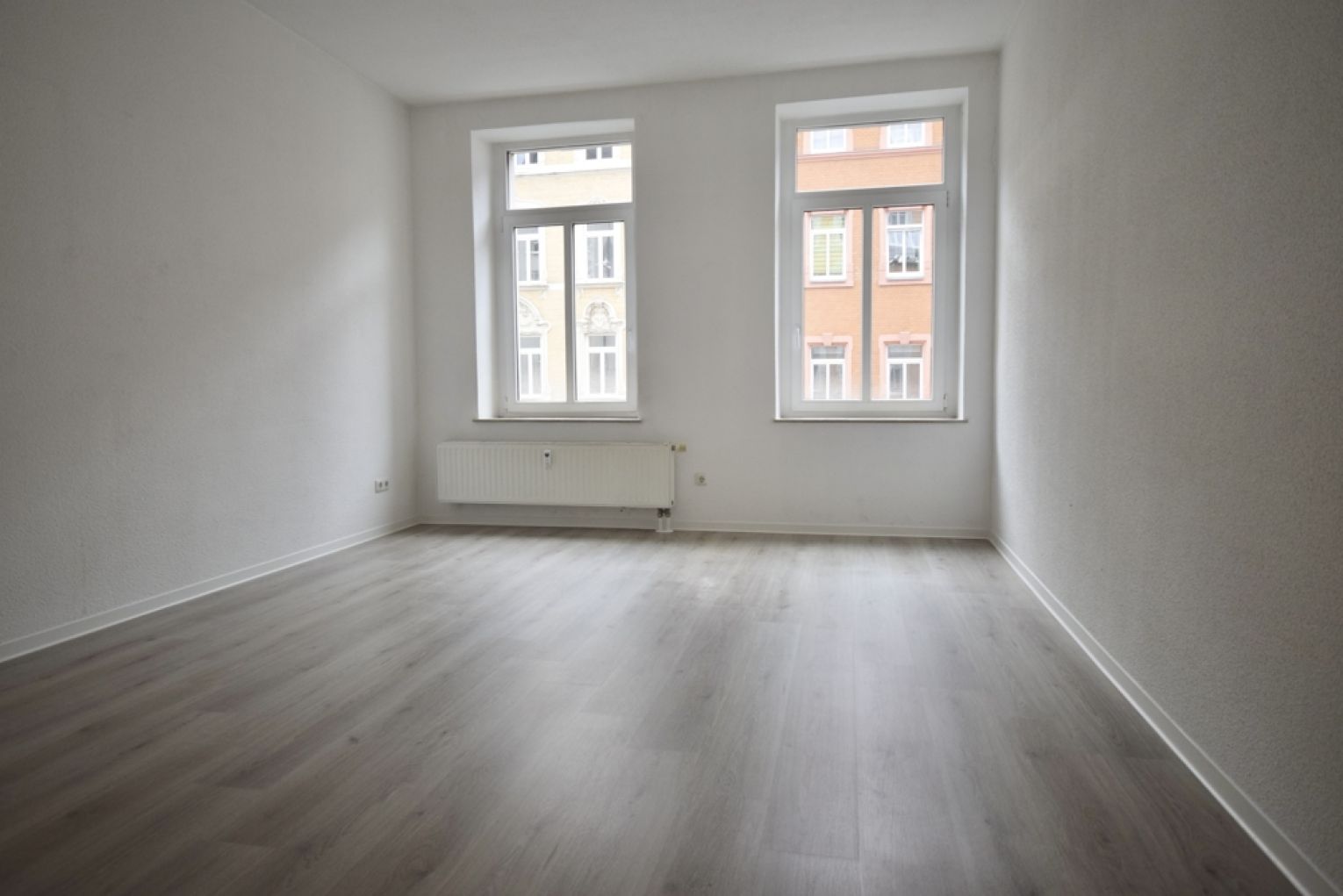 Schnell zugreifen • 2 Zimmerwohnung • mit Einbauküche und Balkon • Schlosschemnitz • Stellplatz