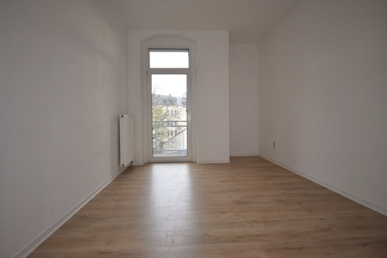 3-Raum Wohnung • Einbauküche • großer Balkon • Bad mit Wanne • neues Laminat • Zentrum • in Chemnitz