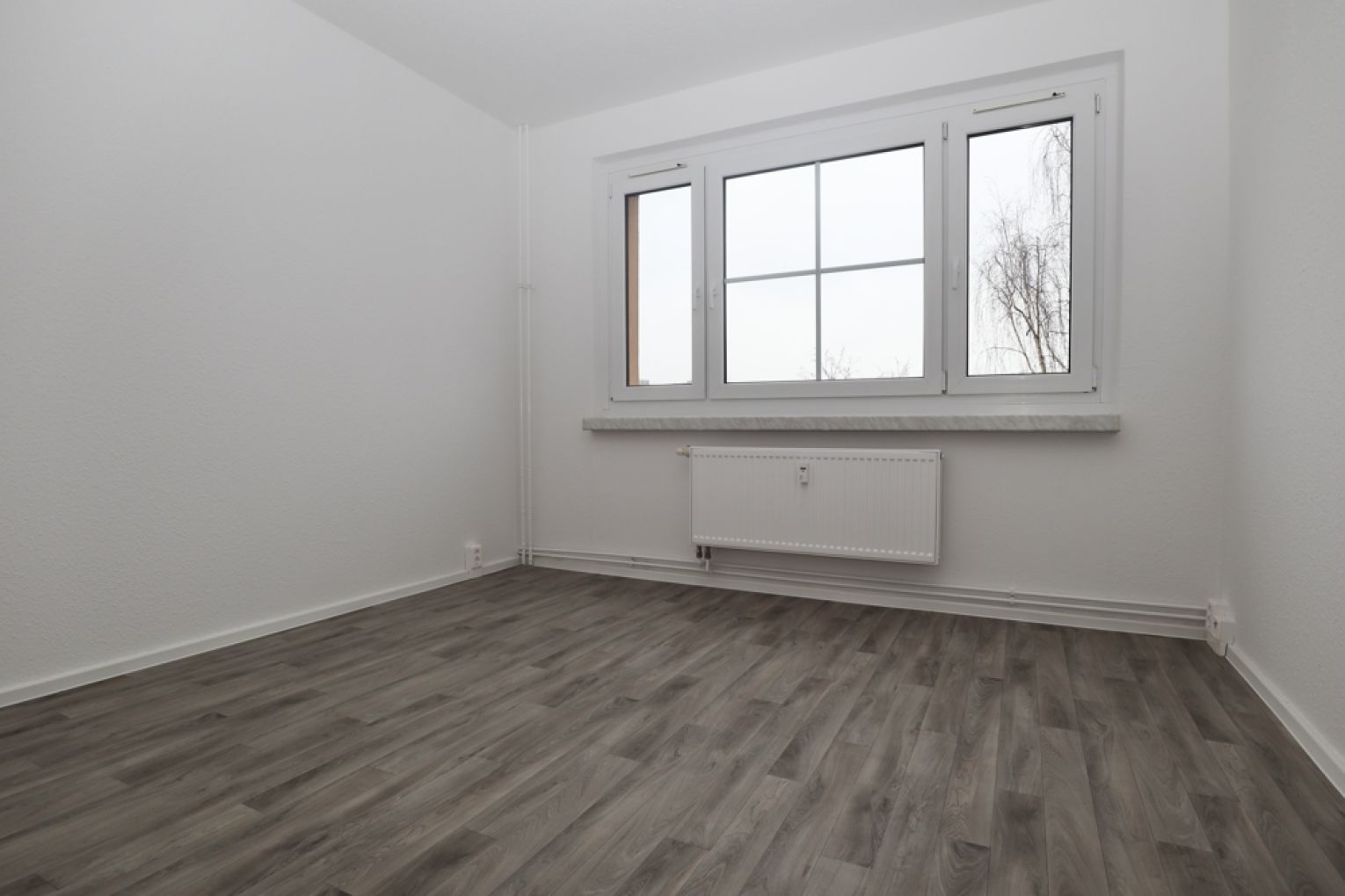 Hutholz • 3-Raum Wohnung • Balkon • neuer Fußboden • Einbauküche • Stellplatz • zur Miete