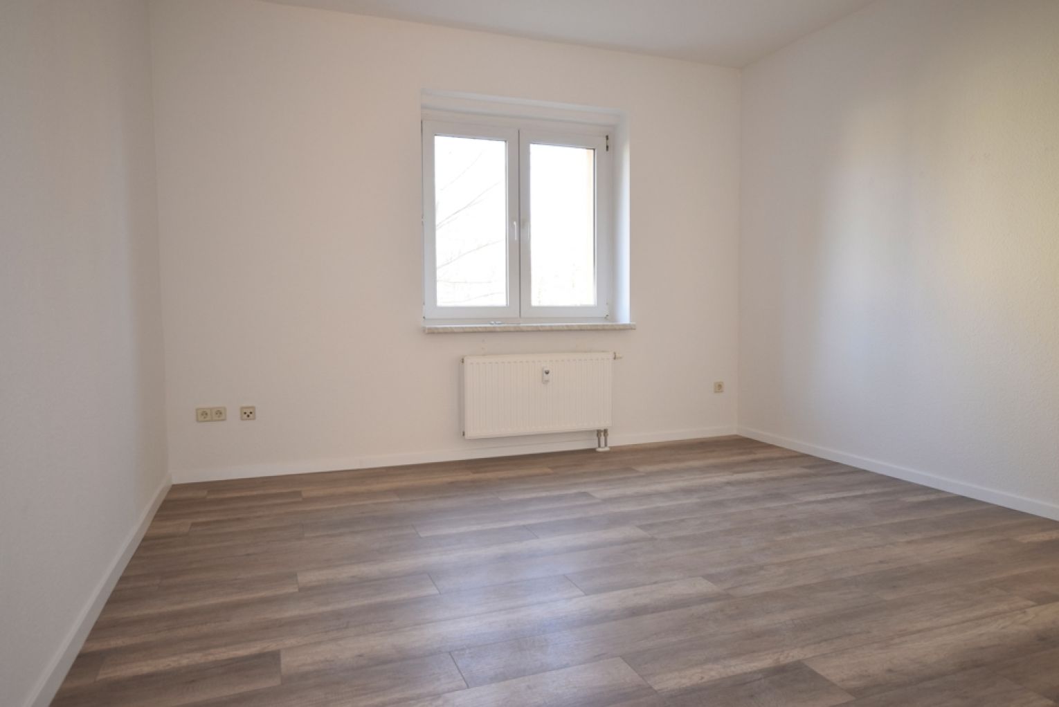 am Heimgarten • 2 Zimmer • Balkon • Laminat • Tageslichtbad mit Wanne • gedämmte Fassade!