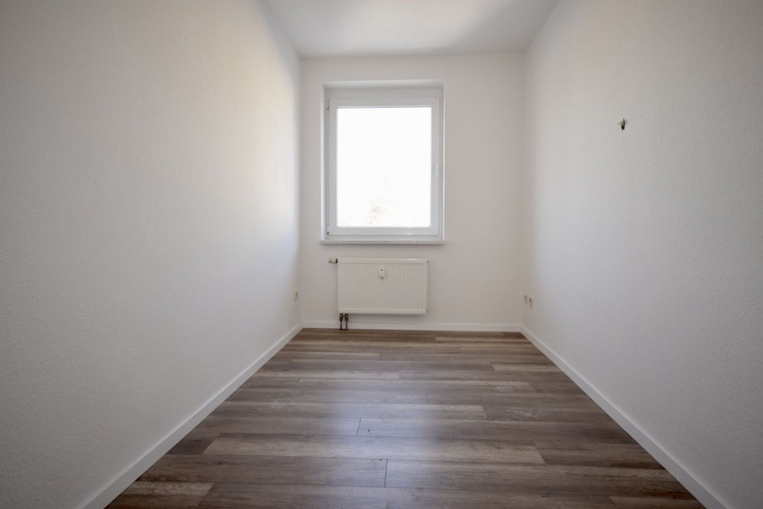 3-Zimmer • neu renoviert • Balkon • Tageslichtbad mit Wanne • Laminat • gedämmte Fassade • TOP!