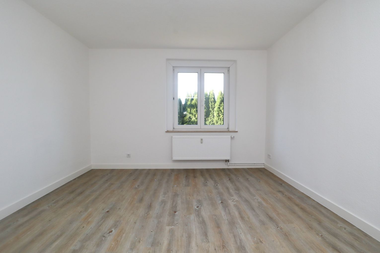 Einbauküche • 2-Raum Wohnung • Tageslichtbad • Wanne • neu saniert • Ebersdorf • jetzt anrufen