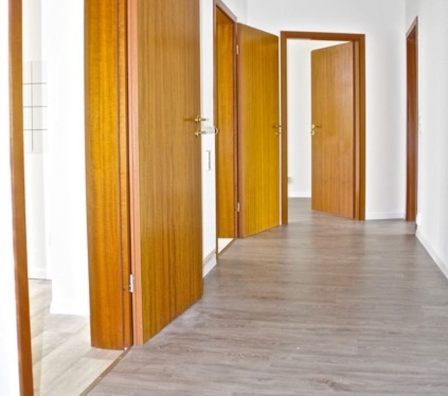 modernes Laminat • Tageslichtbad • Südbalkon • 2 Raumwohnung • Einbauküche