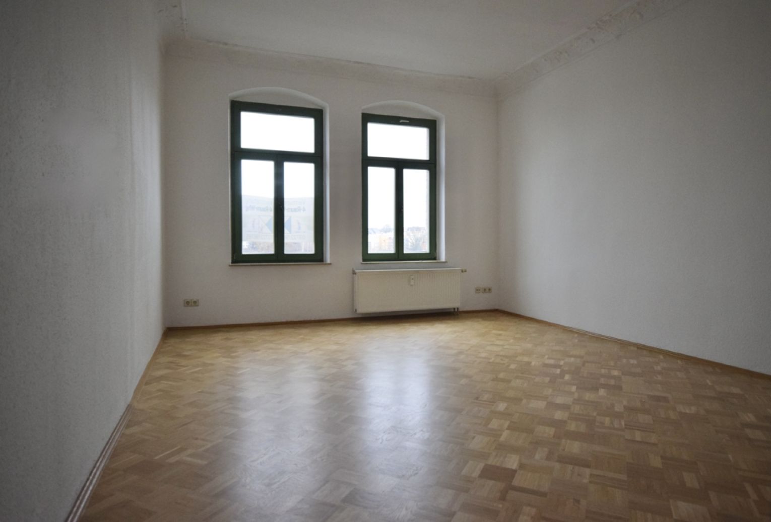 3-Raum Wohnung • Einbauküche • großer Balkon • Bad mit Wanne • neues Laminat • Zentrum • in Chemnitz