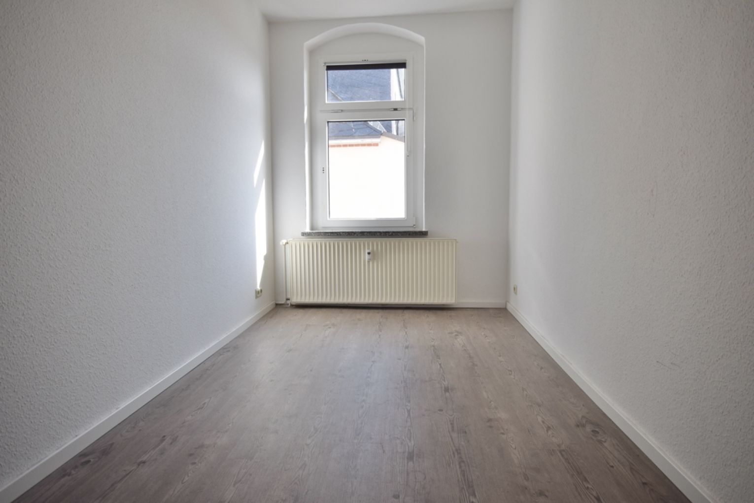 4-Raum • Frankenberg • Balkon • Haus mit Lift • Bad mit Wanne und Fenster • neues Laminat • Chic