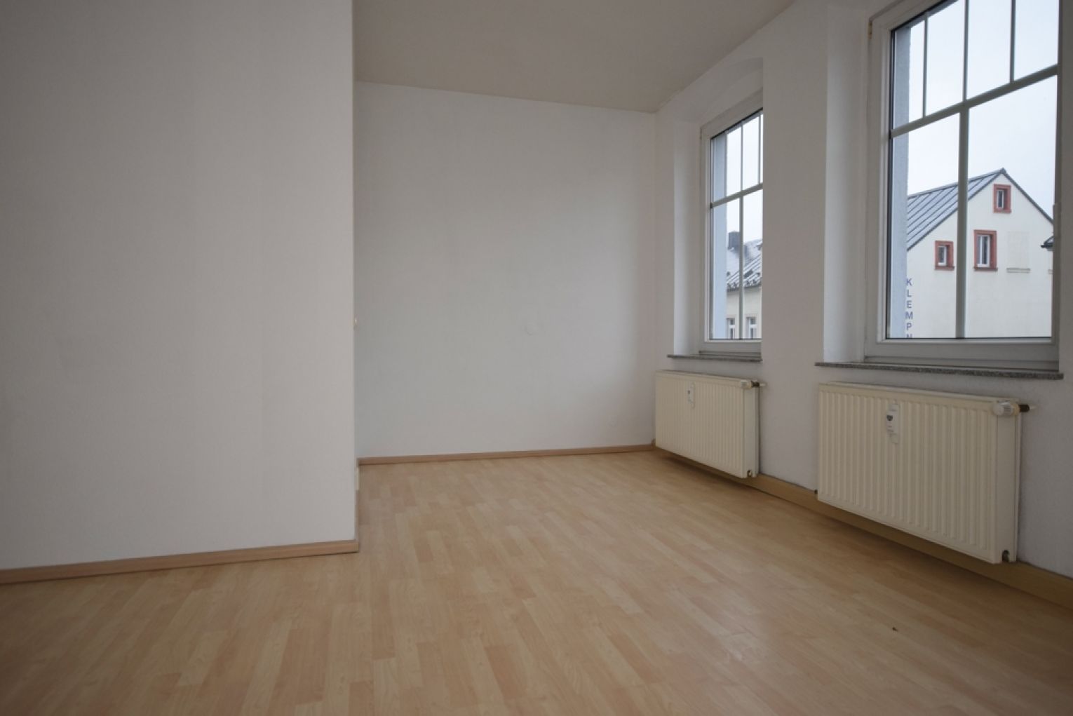 2 Zimmer • Tageslichtbad • Einbauküche • Sonnenbalkon • Abstellräume • nette Mitbewohner • Termin!?