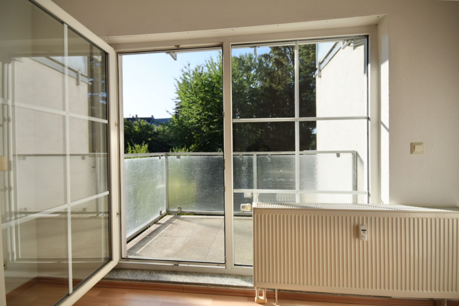 Balkon • 2-Zimmer in Ebersdorf • Tageslichtbad • Stellplatz • ruhige Lage • Laminat • Termin machen?