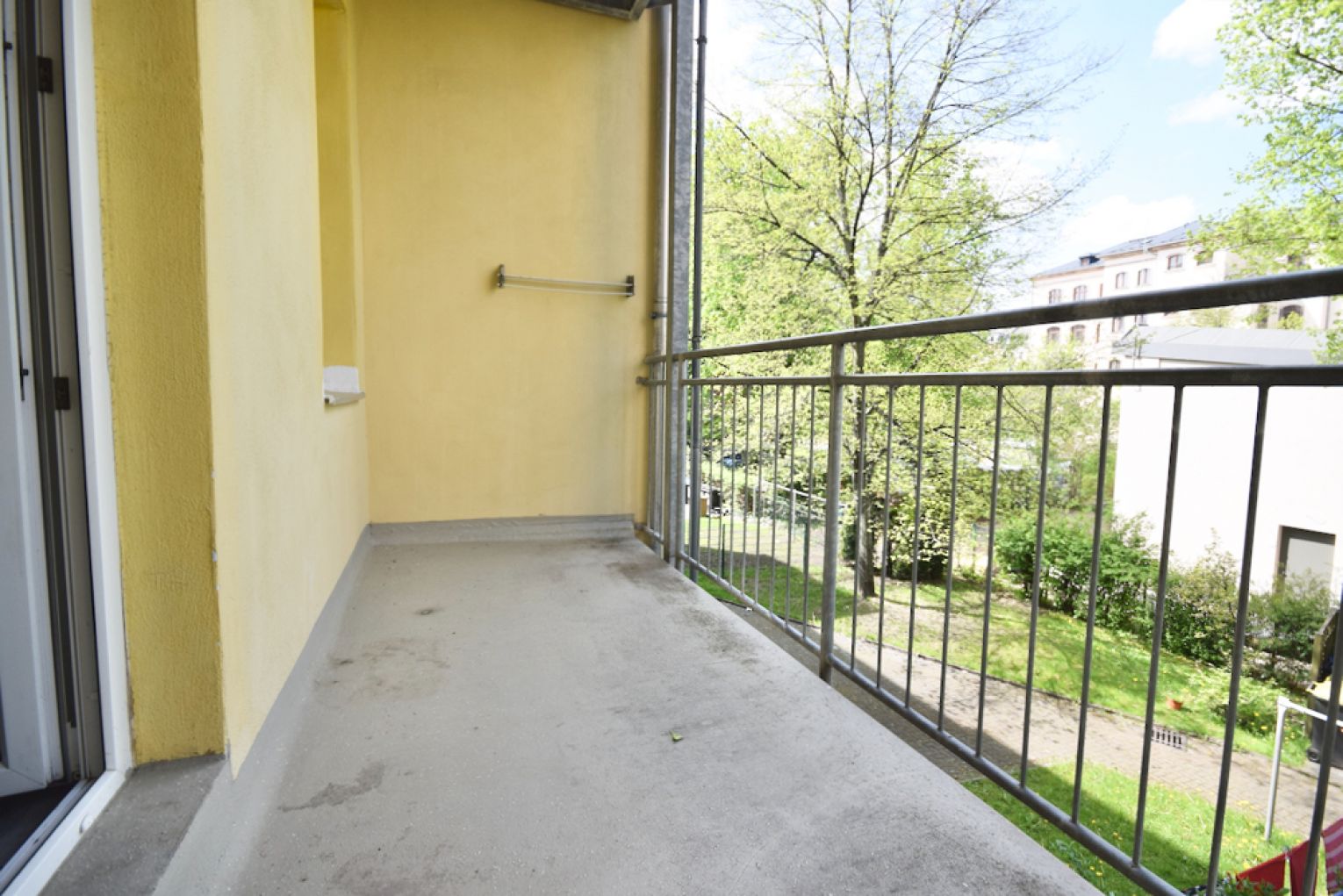 1-Raum-Apartement • Bad mit Dusche • Balkon • großer Wohn/Schlafbereich • Balkon • Einbauküche • TOP