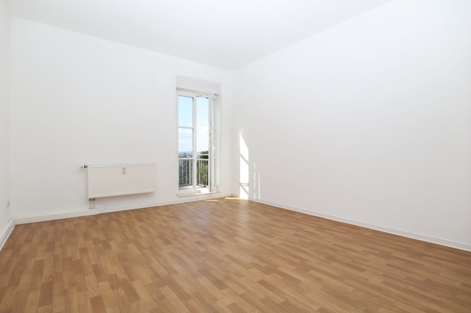 Balkon • 3-Raum Wohnung • Tageslichtbad • Einbauküche • Ebersdorf • jetzt anrufen