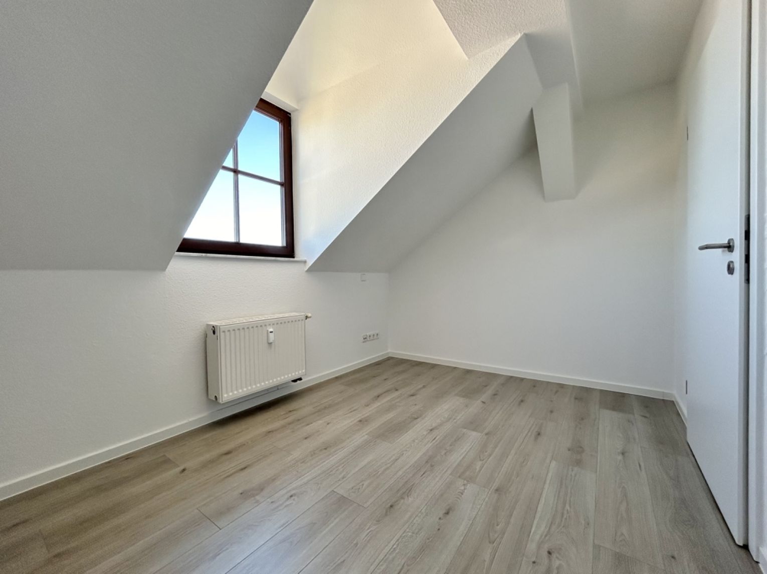 1,5 Zimmer Wohnung • Schloßchemnitz • NEUER Boden • Dachgeschoss • Studenten-/Singlewohnung • mieten