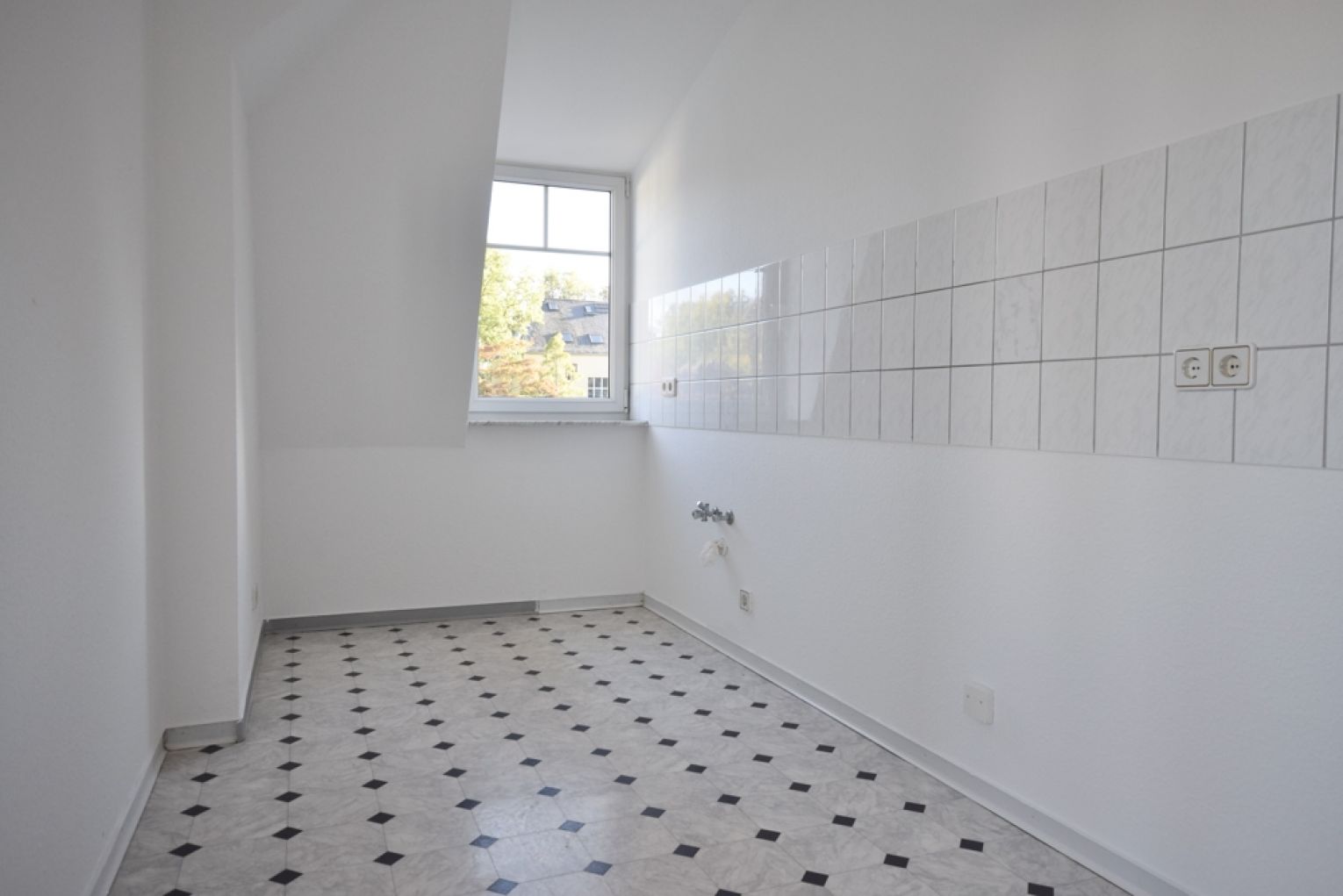 Wintergarten • Südbalkon • Tageslichtbad • Laminat • 2,5-Zimmer • großer Dachboden