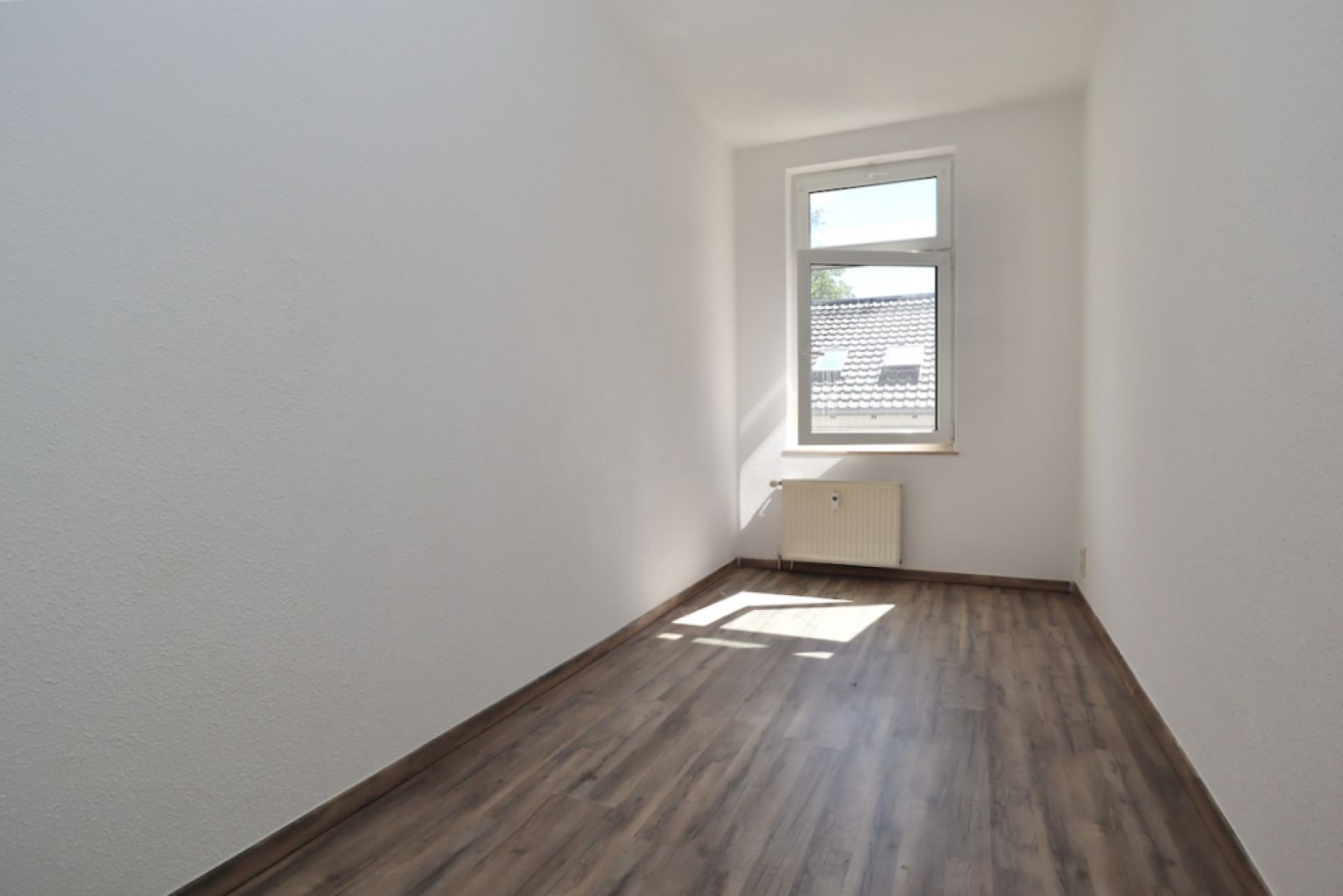 4 Zimmer • Balkon • klein und kompakt geschnitten • Bad mit Fenster und Wanne • Laminat • Termin !?