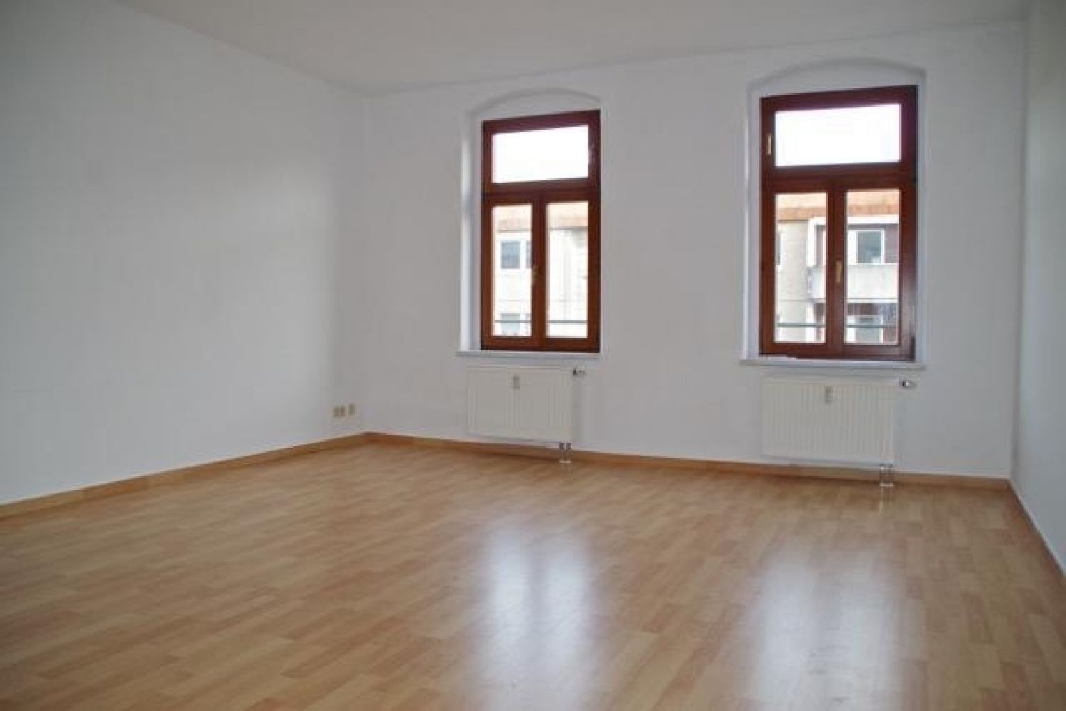 Große Einbauküche • Balkon • zentrale Lage • Grillplatz • modernes Laminat • Wanne • 2 Zimmer • TOP