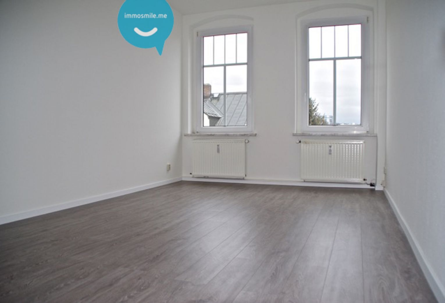 modernes Laminat • Tageslichtbad • Südbalkon • 2 Raumwohnung • Einbauküche