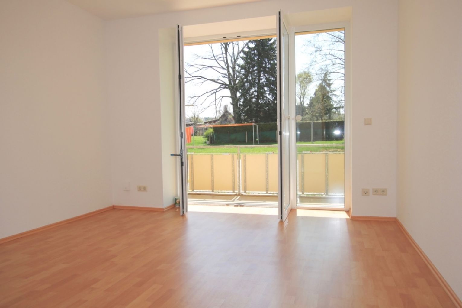 3 Zimmer • Südbalkon • modernes Laminat • Hochparterre • Stellplatz • Fussbodenheizung • TOP!