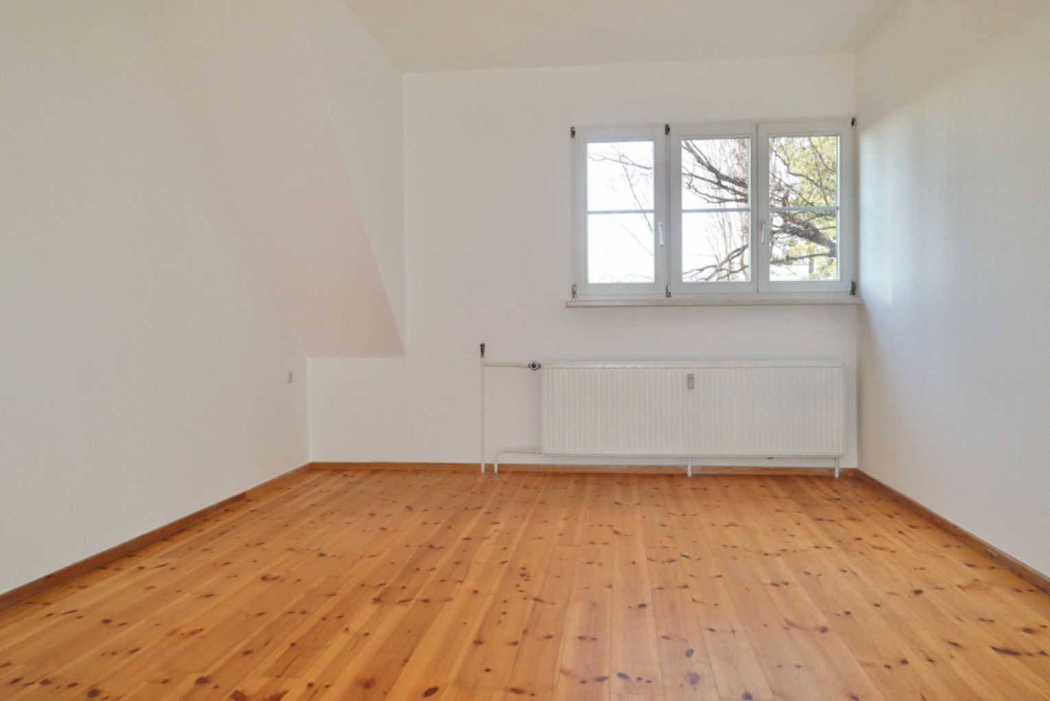 3 Zimmer • Dachgeschoßflair • Tageslichtbad • Naturholzdielen • Einbauküche • Abstellraum • TOP 