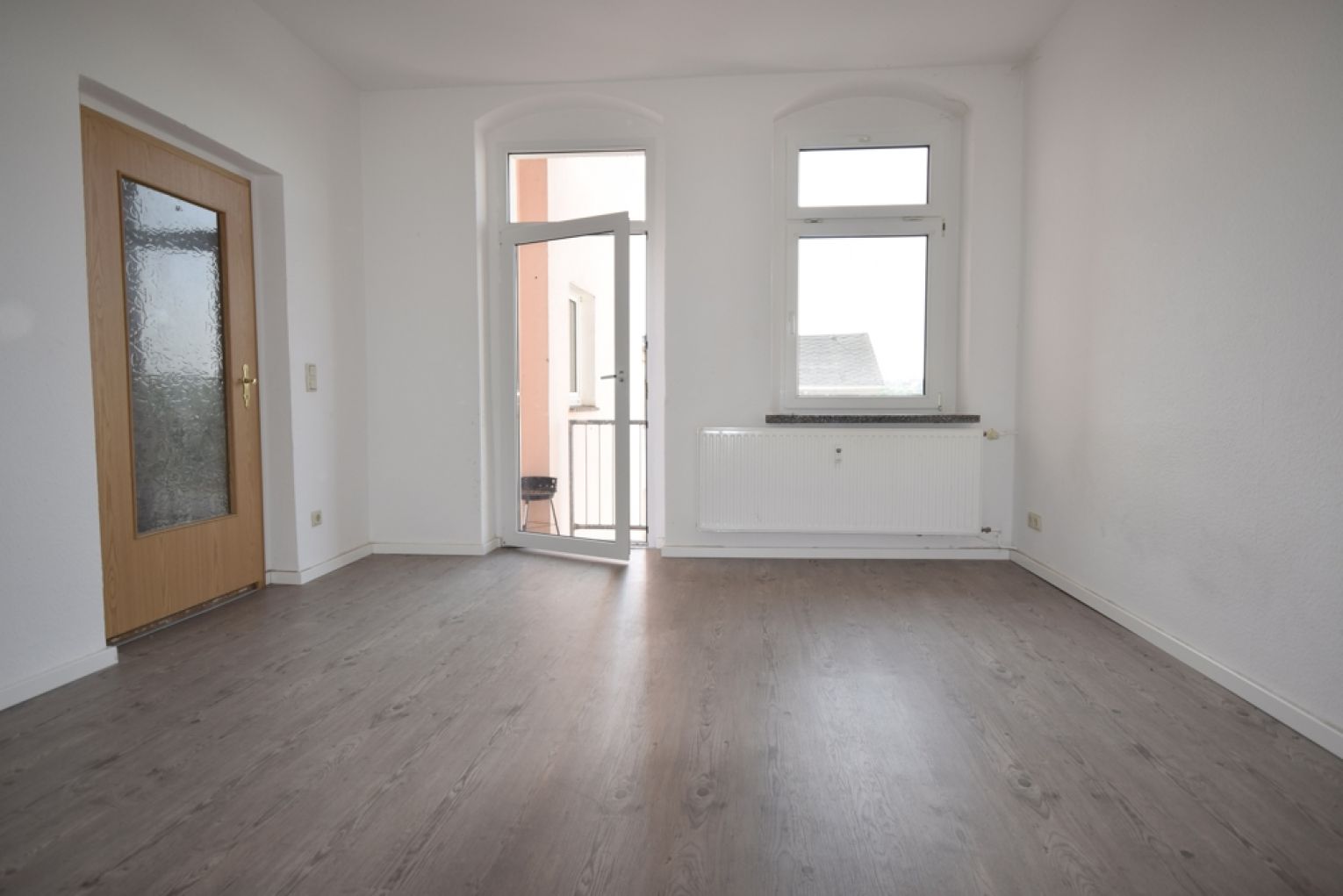 4-Raum • Frankenberg • Balkon • Haus mit Lift • Bad mit Wanne und Fenster • neues Laminat • Chic