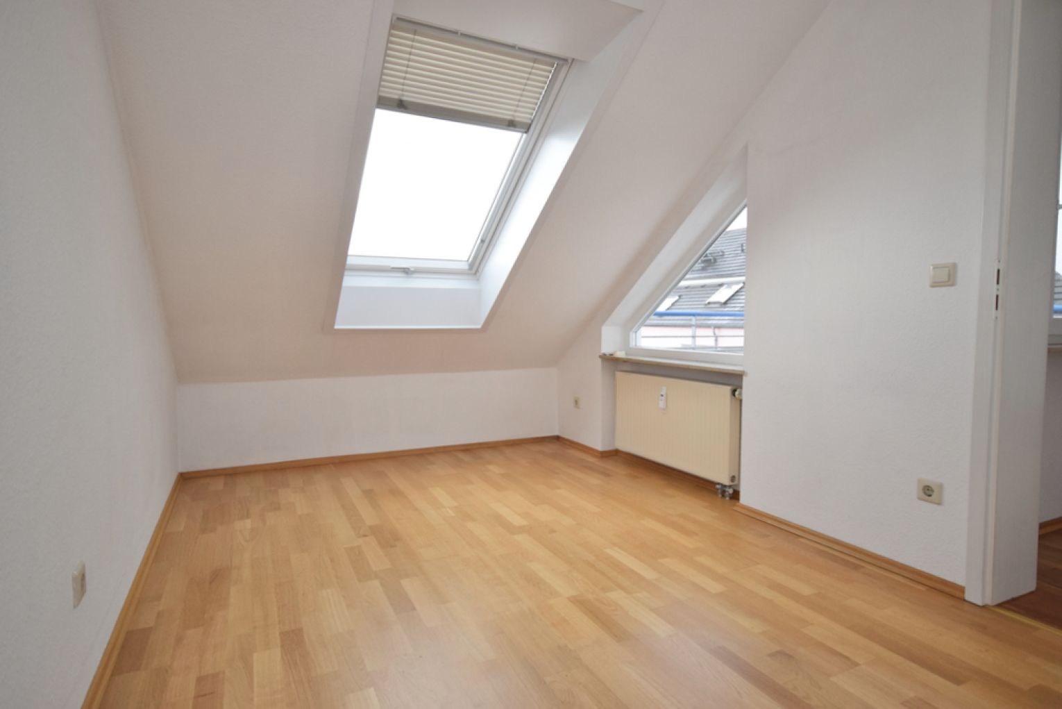 Balkon • 3-4 Raum Wohnung • Stellplatz • Grüna • Bad mit Wanne • Parkett und Laminat • jetzt anrufen