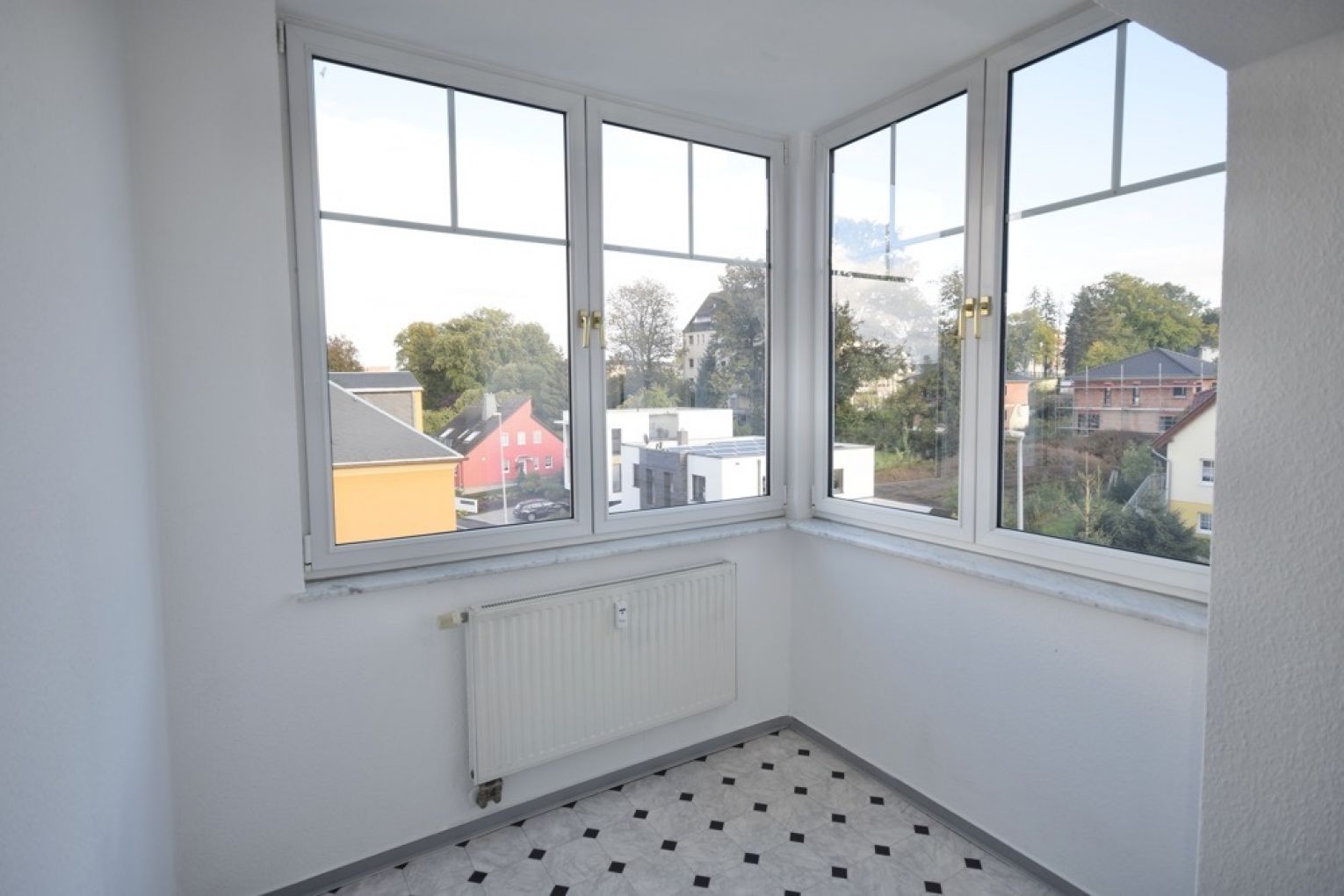 Wintergarten • Südbalkon • Tageslichtbad • Laminat • 2,5-Zimmer • großer Dachboden