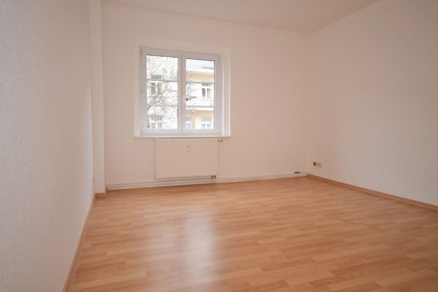 2-Zimmer Wohnung • Einbauküche • Laminat • Tageslichtbad mit Wanne • Stellplatz • Kaßberg • TOP