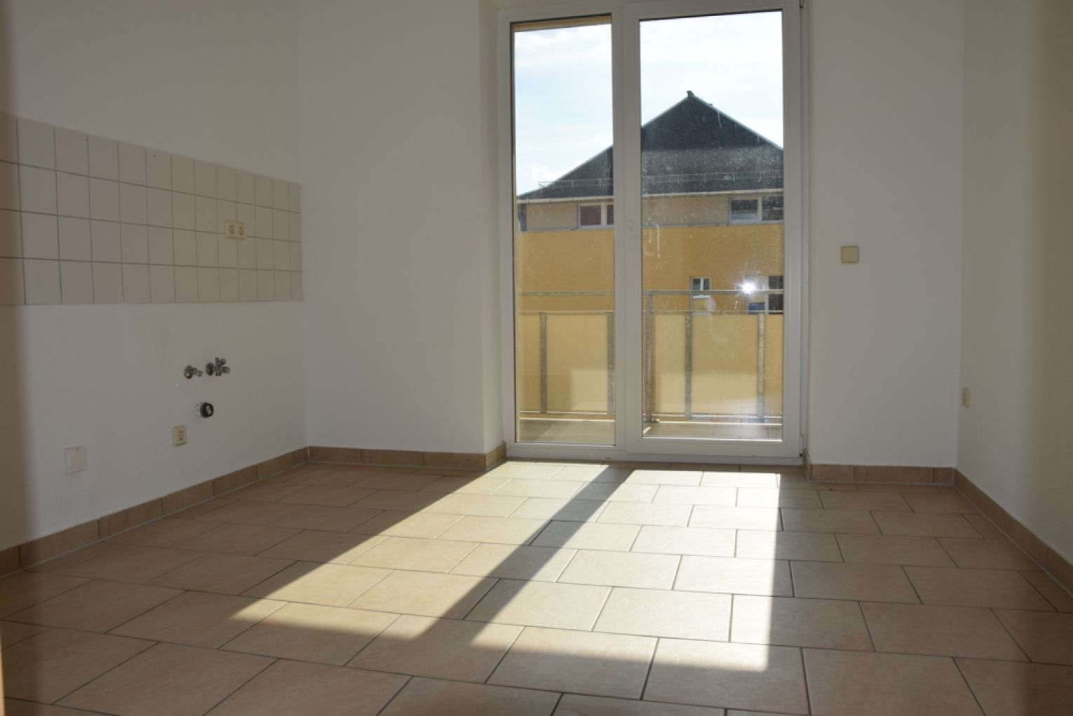 4 Zimmer • Südbalkon • Laminat • Stellplatz • Fussbodenheizung • Bad mit Fenster & Wanne • mieten!?