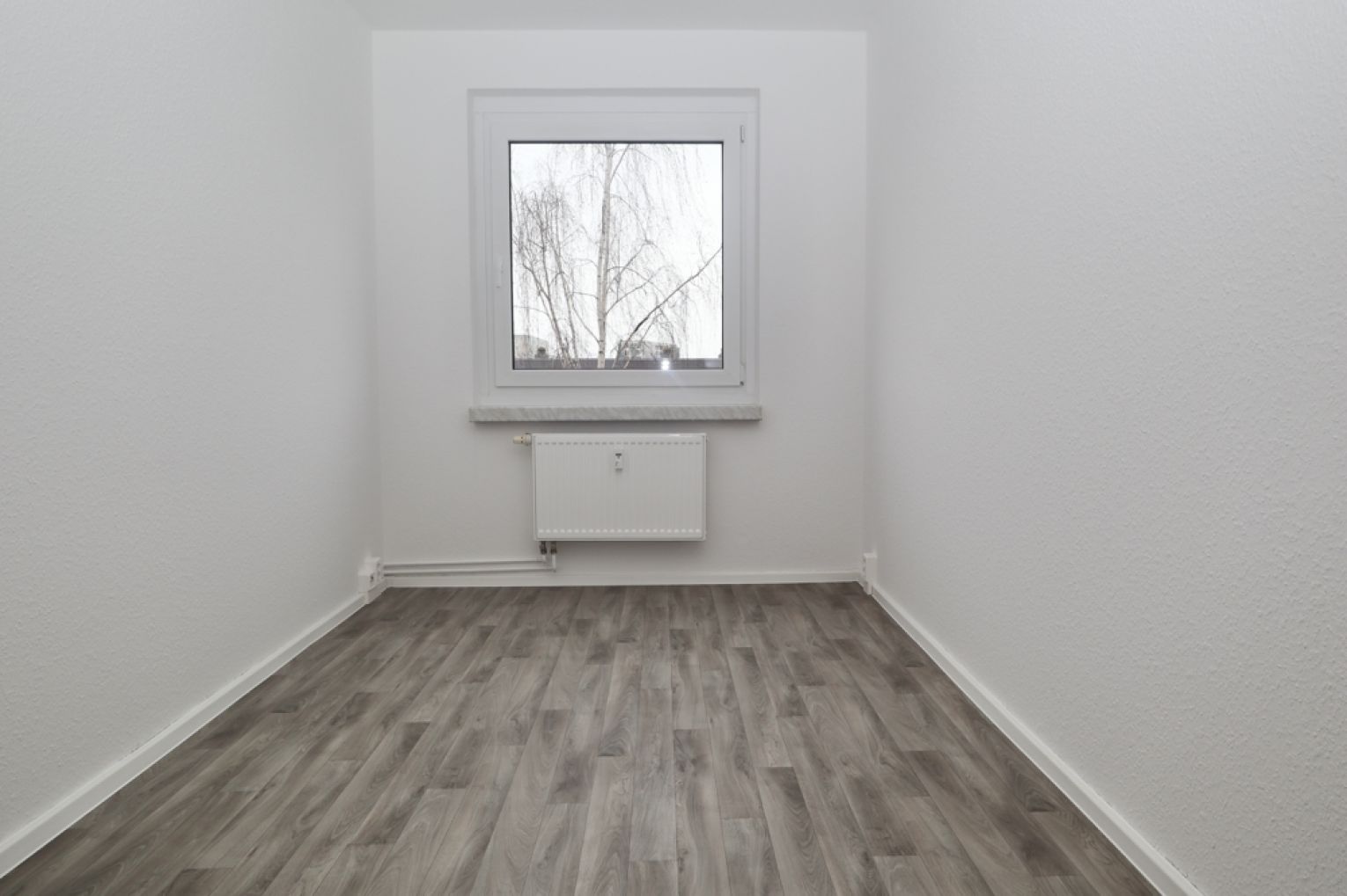 Hutholz • 3-Raum Wohnung • Balkon • neuer Fußboden • Einbauküche • Stellplatz • zur Miete