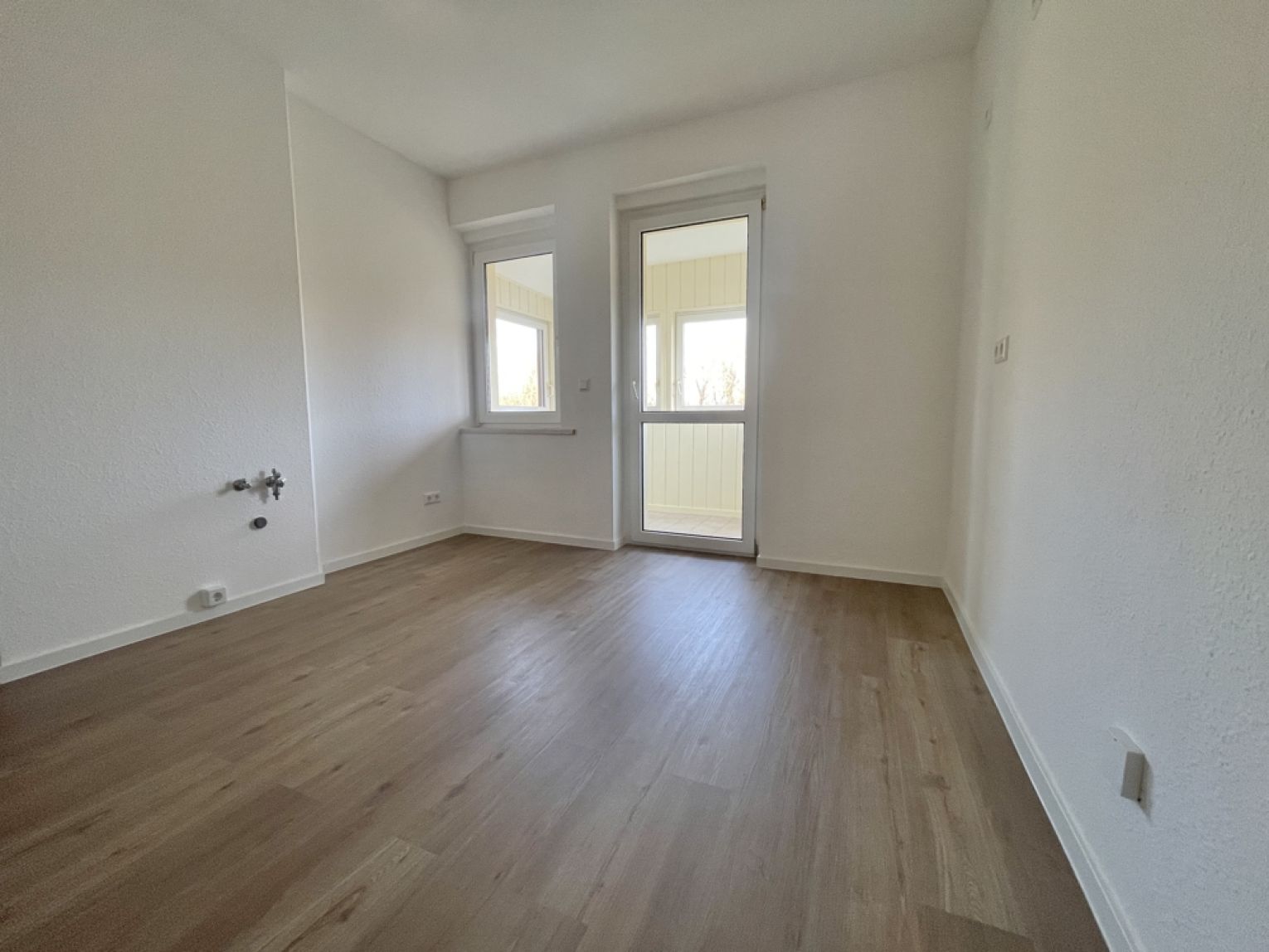 3-Raum • Küchwaldnähe • komplett renoviert • Loggia • Bad mit Dusche • Wohnküche • Top-Zustand !