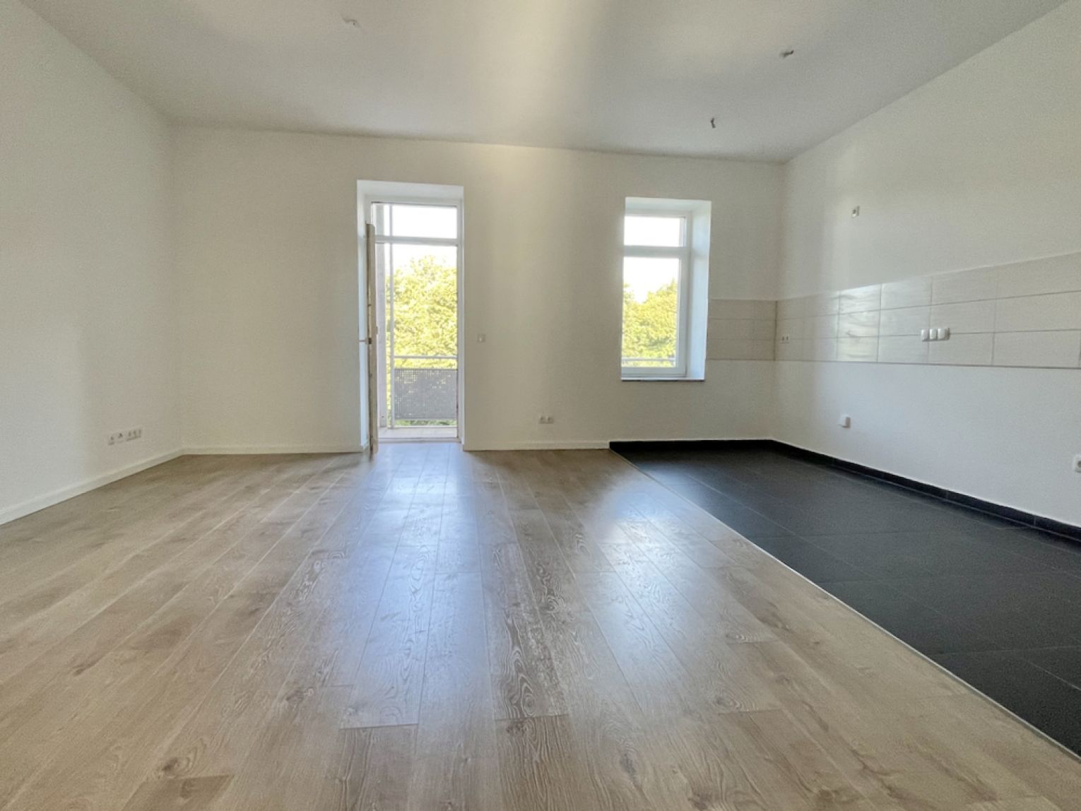 Modern saniert • 4 Zimmer • großer Balkon • 2 Bäder • sehr kinderfreundlich • gleich Termin machen!