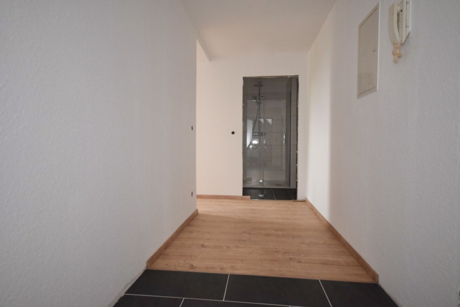 Dachgeschoss • Kaßberg • 2 Raum Apartment • Bad mit Dusche • neues Laminat • zur Miete • Kaßberg