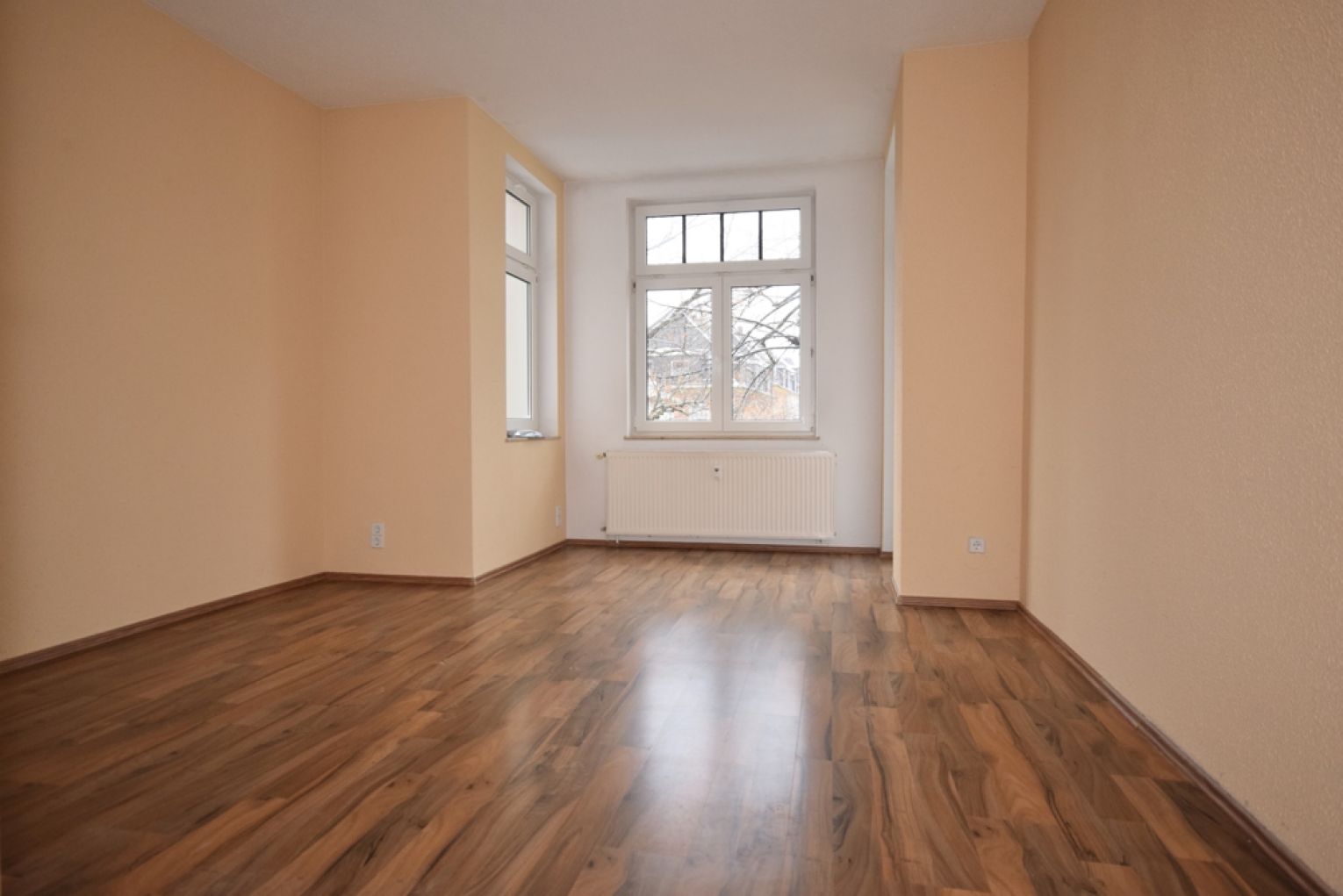 6-Zimmer • Balkon • 2 Bäder mit Wanne • Laminat • Einbauküche • Laminat • nicht warten!