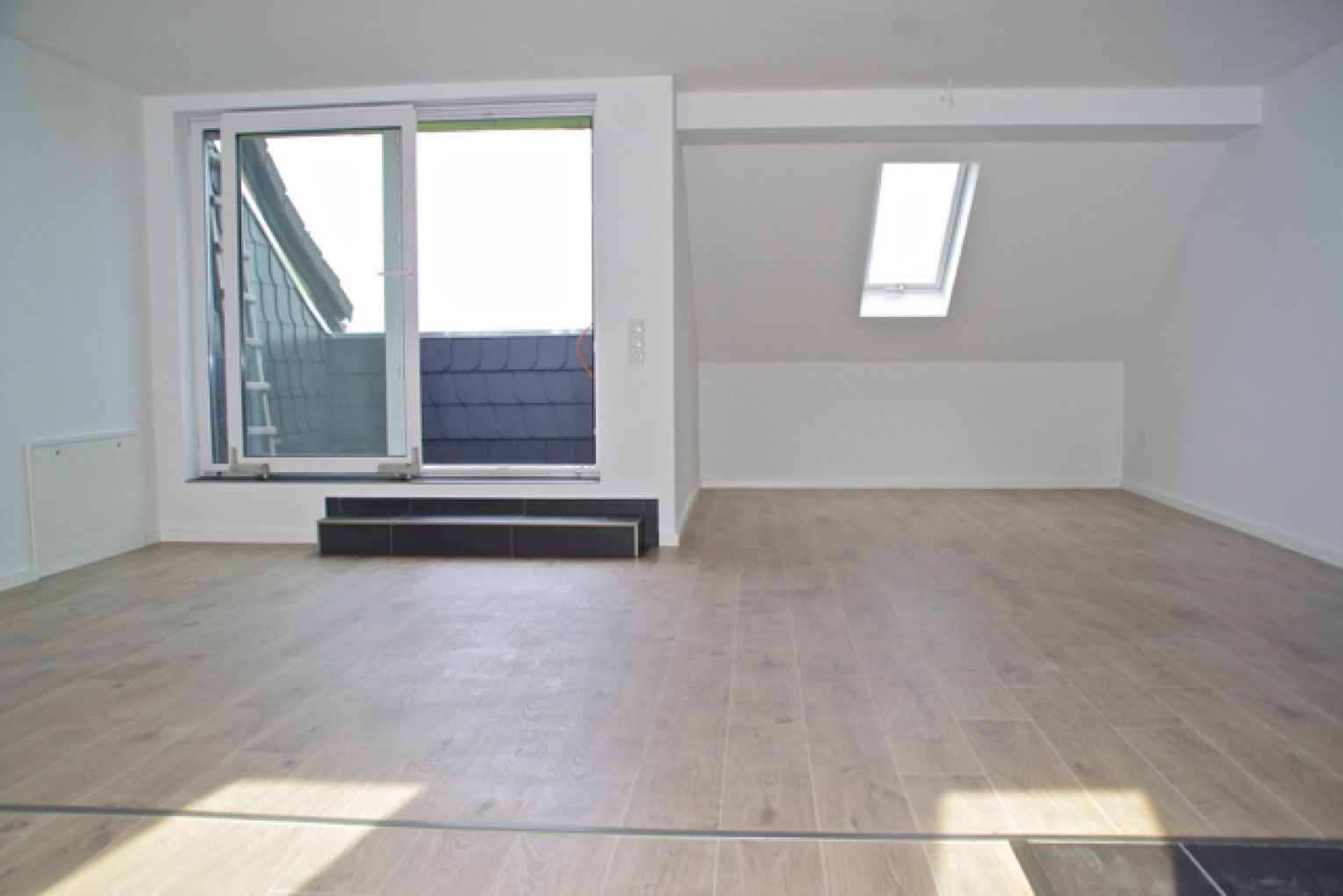 moderne 4 Zimmer • moderner Grundriss • Balkon • TOP Hausgemeinschaft • Grillecke • EBK • Stellplatz