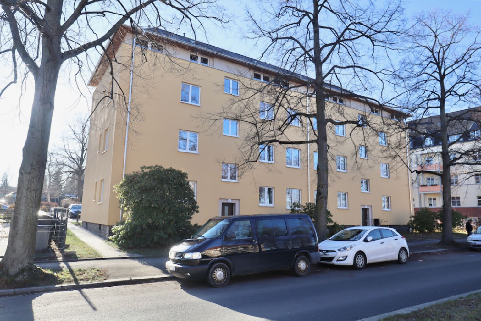 3 Zimmer • Südbalkon • schickes Laminat • Maisonette • Stellplatz • Fussbodenheizung • Balken-Flair