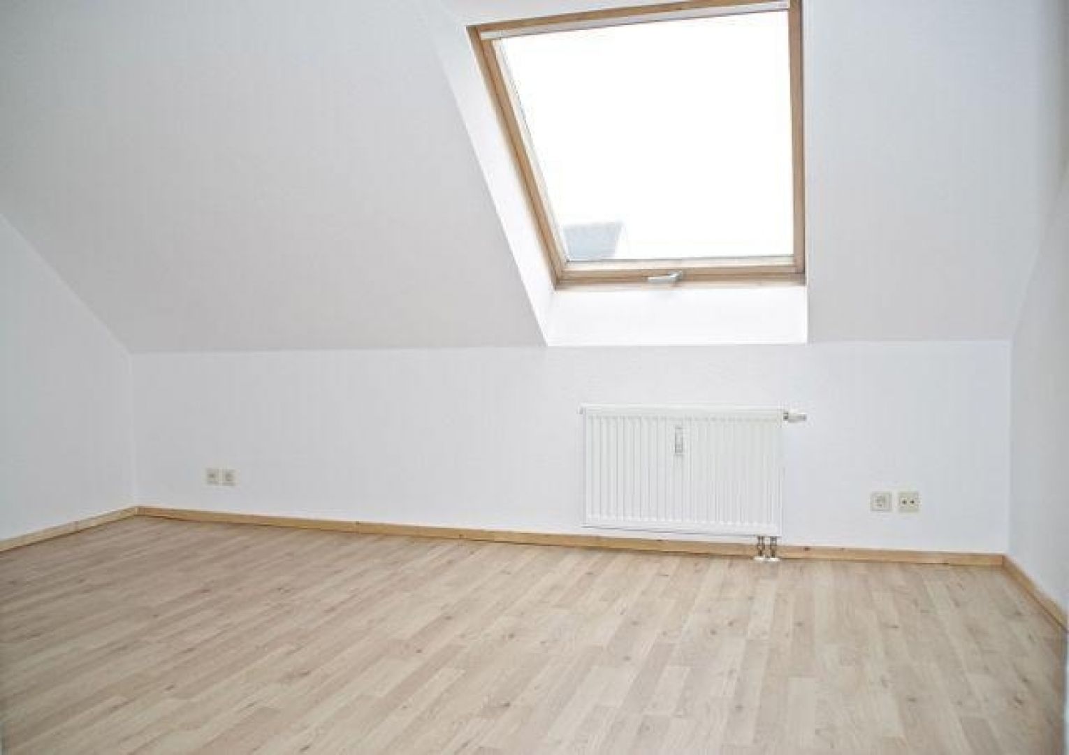 3 Zimmer • optionale Einbauküche • Stellplatz • Tageslichtbad • Dachgeschoss • MIETEN?!