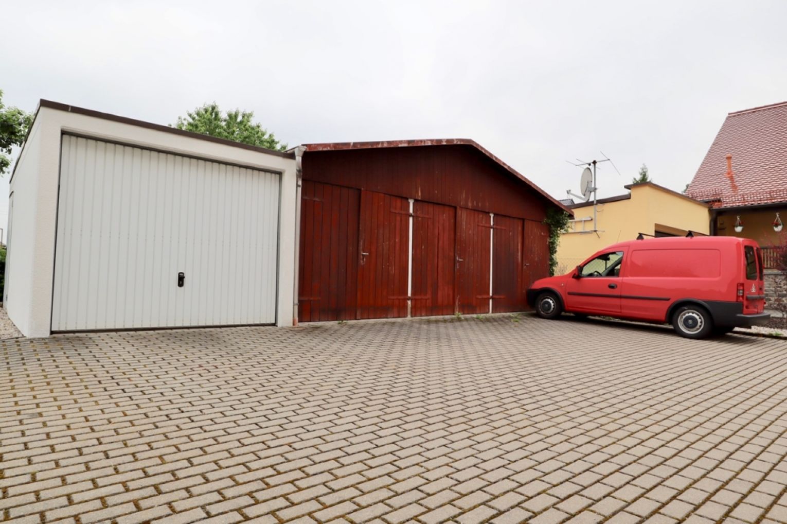 Jetzt mieten • 3 Zimmer • Küche • Bad mit Dusche • Parkett • Gartenabteil • Garage • in Reichenbrand