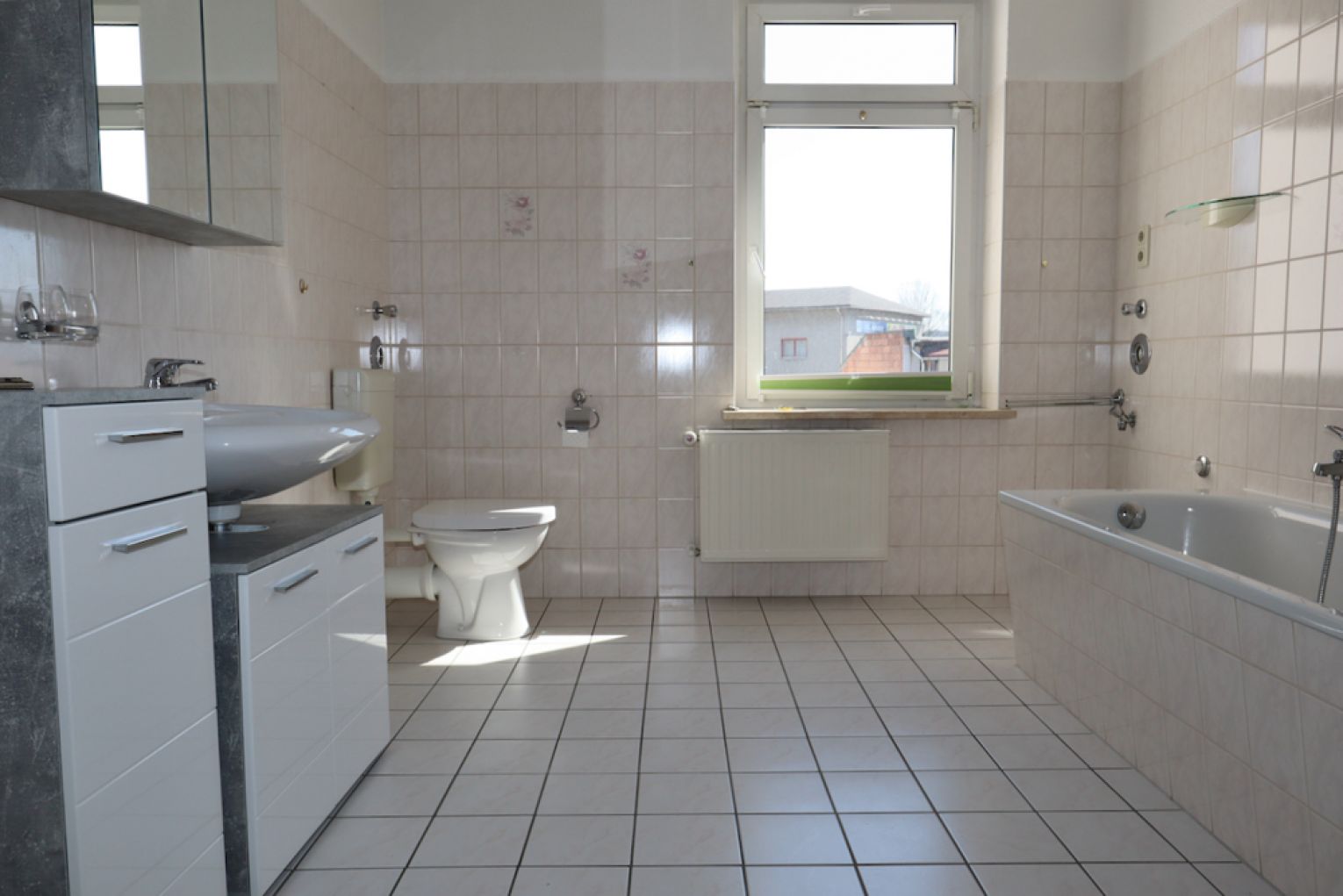 Einbauküche • große 2 Zimmer • großes Tageslichtbad mit Wanne+Dusche • Gartenmitbenutzung