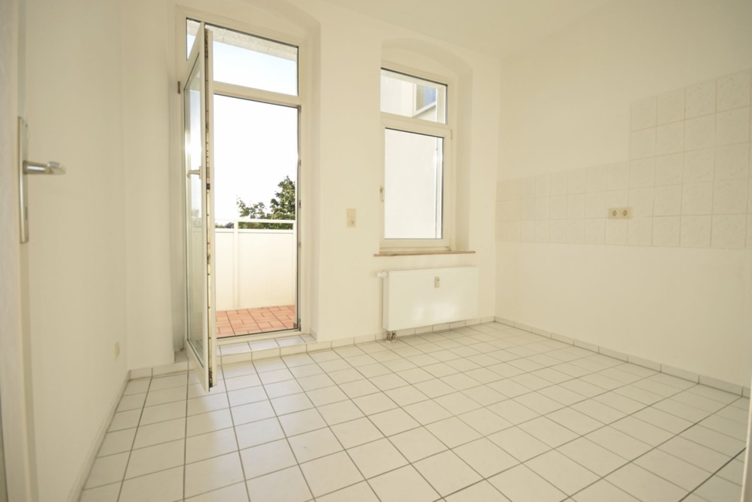 3 Zimmer • Sonnenbalkon • innenliegendes Bad mit Wanne • Laminat • Gablenz • Termin machen!?