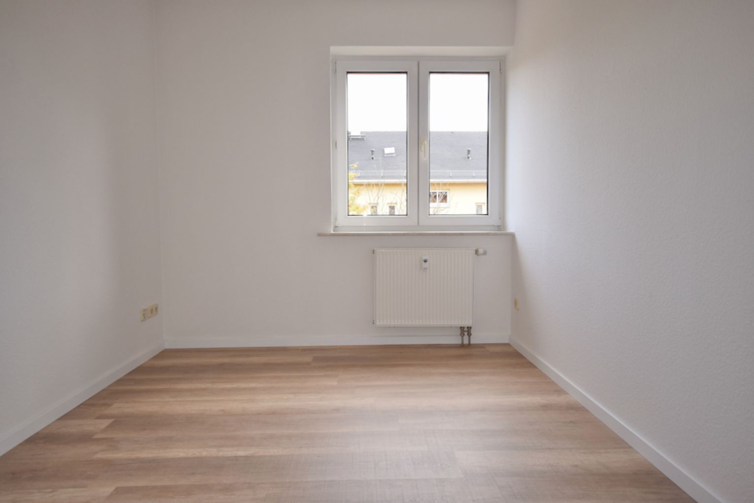 4-Raum Wohnung • Heimgarten • 1.Etage • Bad mit Wanne und  Fenster • Balkon • schnell zugreifen