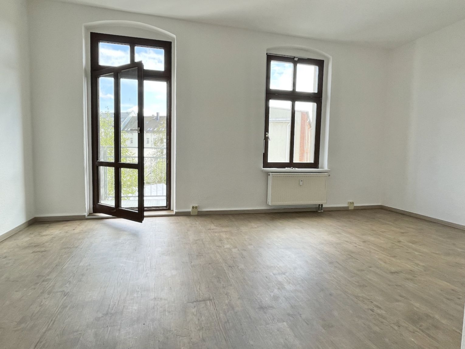 2-Raum • modernes Laminat • Bad mit Wanne • Haus mit Aufzug • Stellplatz • Küche ohne Fenster