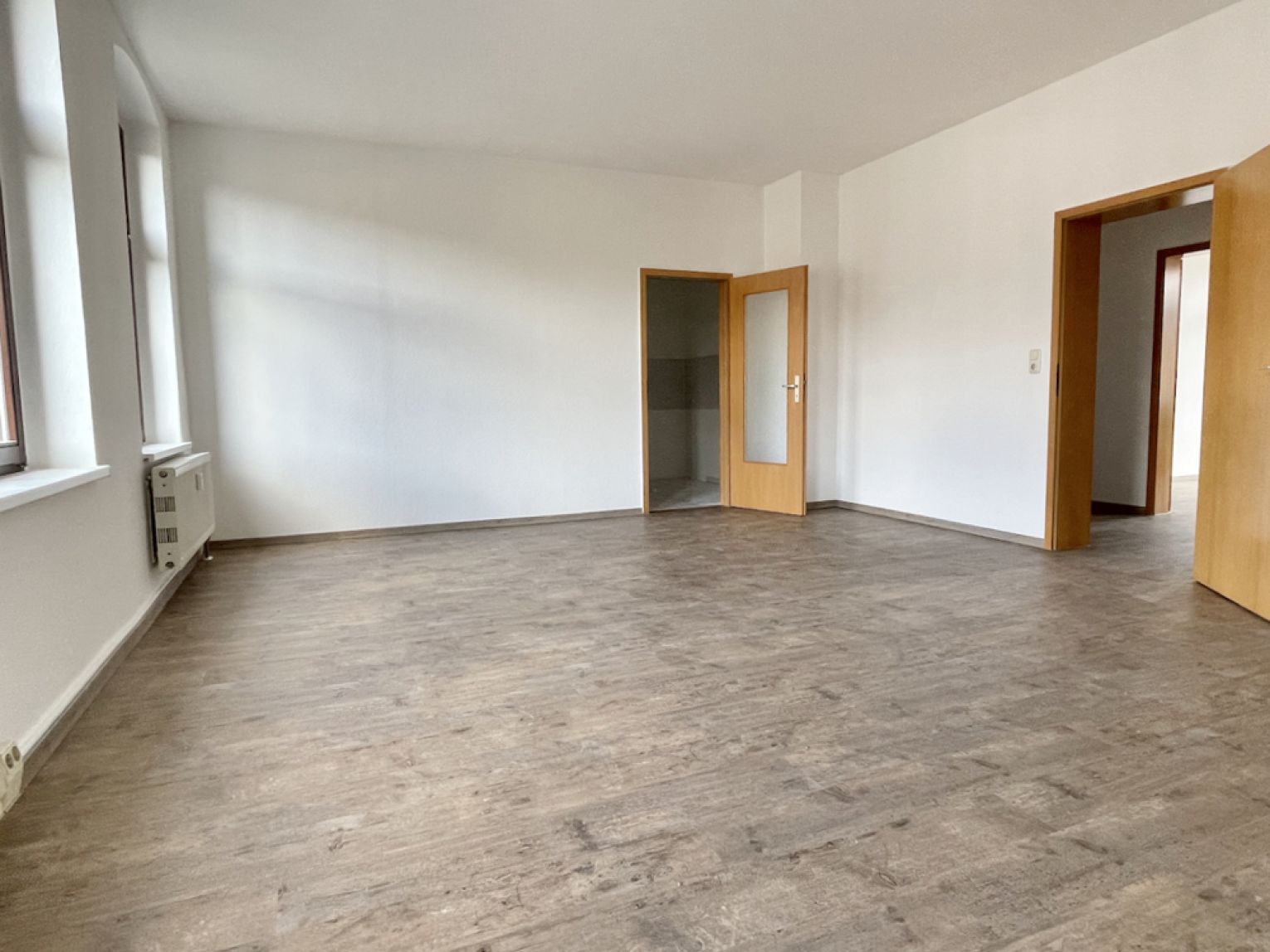 2-Raum • modernes Laminat • Bad mit Wanne • Haus mit Aufzug • Stellplatz • Küche ohne Fenster