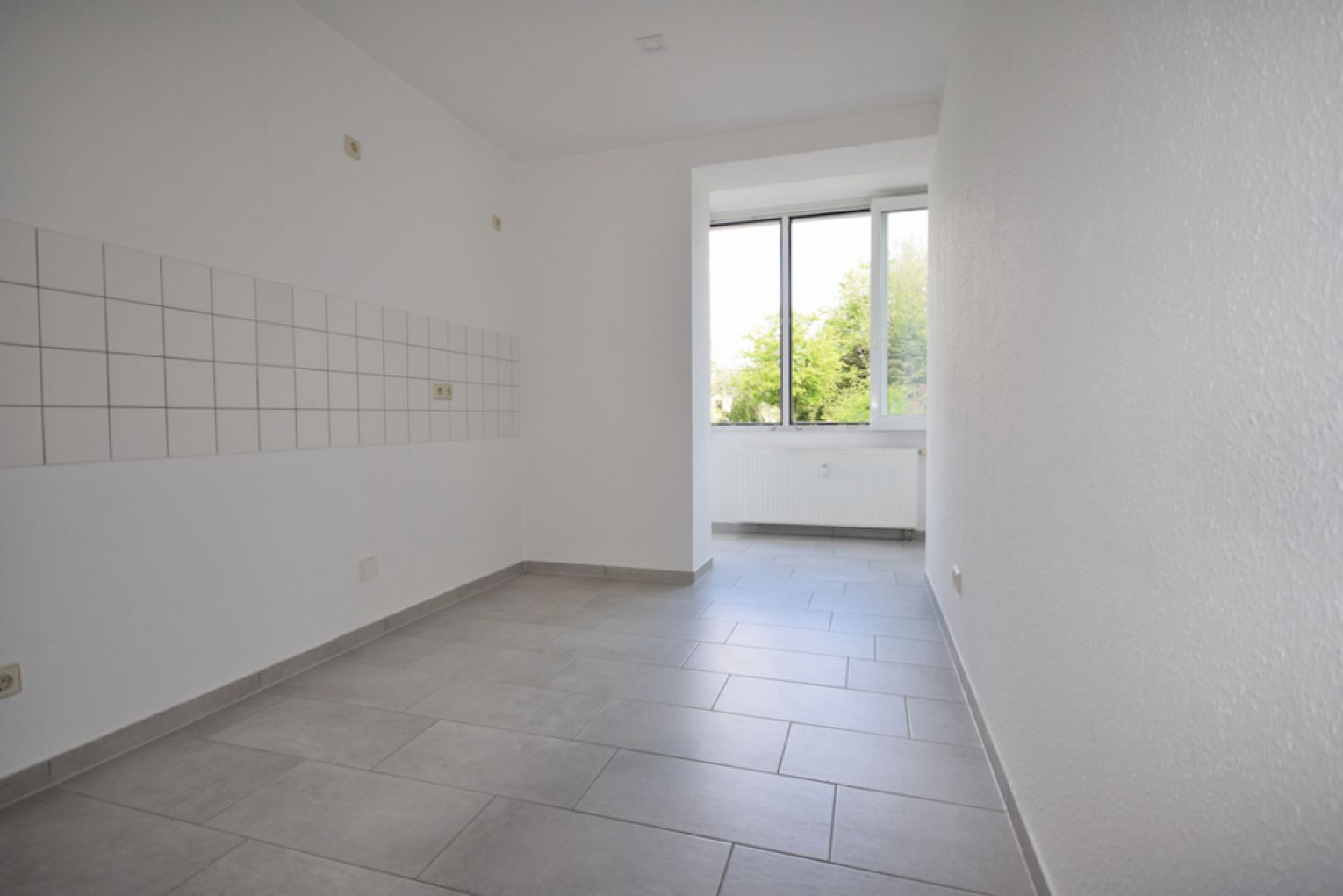 2 Zimmer • Tageslichtbad mit Wanne • Balkon • Laminat • Küche mit Glasloggia • Abstellraum • ruhig