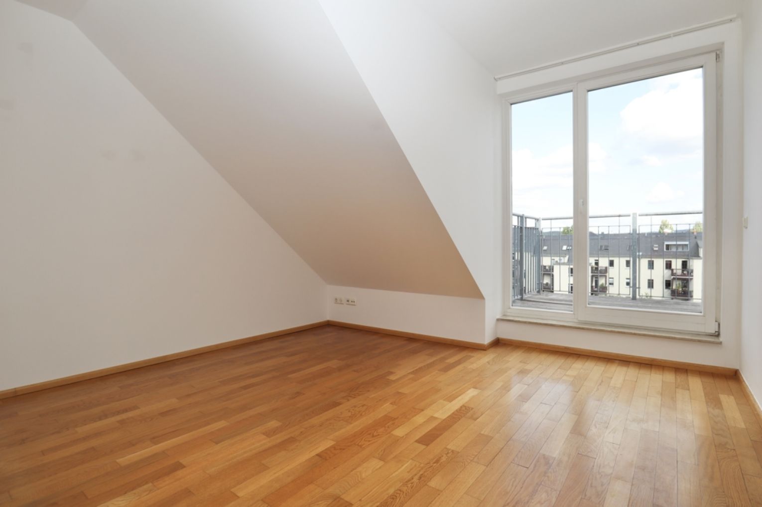 Maisonettewohnung • Dachgeschoss • 4 Zimmer • Terrasse • Balkon • Tageslichtbad • Schloßchemnitz •